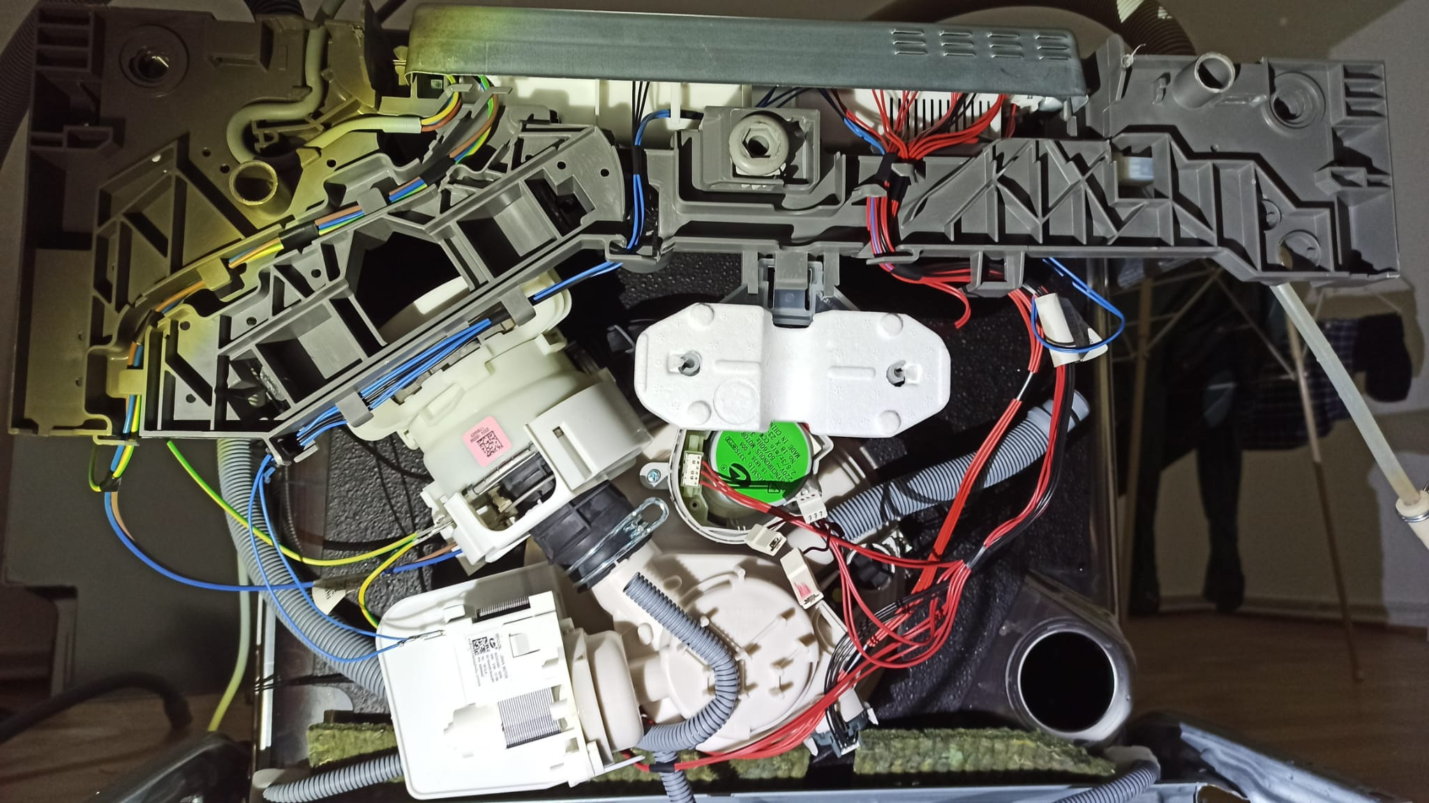 Spülmaschine Zanussi ZDT24003FA Wasser kommt permanent aus Wassertasche raus