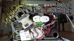 Inneres eines Zanussi-Geschirrspülers mit sichtbaren Kabeln und Magnetventilen.