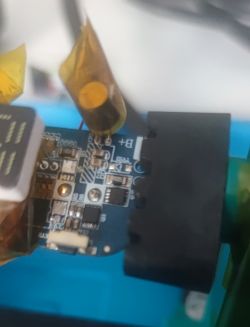 Płytka elektroniczna powerbanka z podłączonymi ogniwami.