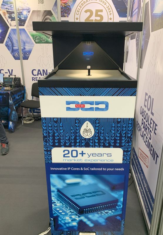 Stoisko Digital Core Design z wystawionymi produktami i informacją o 25-leciu.