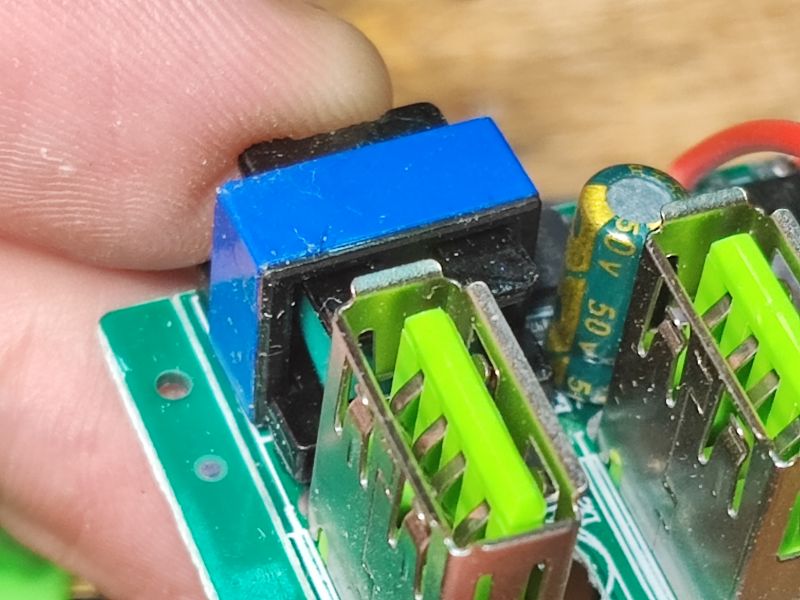 Przedłużacz/listwa 2m 4 gniazda i 3 USB za 35 zł o tajemniczej wydajności prądowej