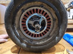 Koło z odsłoniętym silnikiem elektrycznym po przebiegu 3000 km.