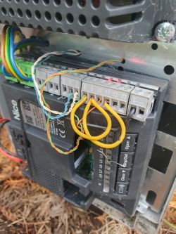Podłączenie kabli w centrali z żółtymi kablami i gniazdami oznaczonymi numerami.