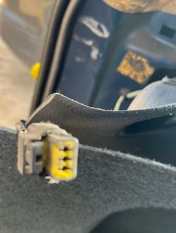 Złącze elektryczne w bagażniku Citroena C5 MK I z widocznymi przewodami.