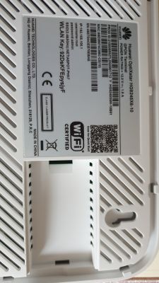 Etykieta z informacjami technicznymi na routerze Huawei OptiXstar HG8245X6-10.