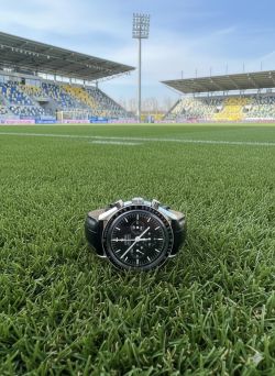 Zegarek Omega Speedmaster na trawie boiska piłkarskiego