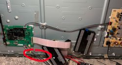 Samsung TV restartuje się, problem z pinami na płycie głównej. Jakie rozwiązanie?