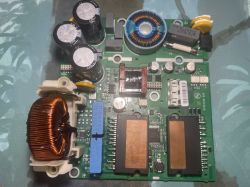 Płytka drukowana z elementami elektronicznymi do pomp Wilo.
