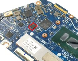 Zdjęcie płyty głównej z zaznaczonym układem scalonym podejrzewanym o BIOS.