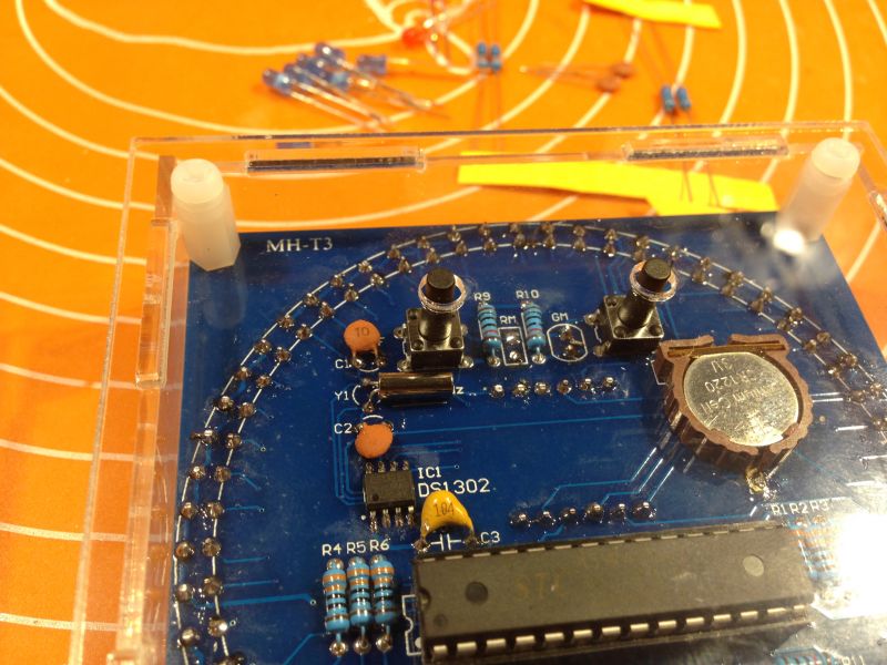 Świecąca karuzela albo inaczej zegarek z sekundnikiem innym niż zwykle. Studio Clock.