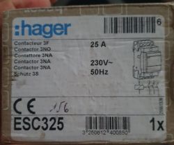 Zbliżenie na etykietę opakowania stycznika Hager ESC325 25A 230V 50Hz.