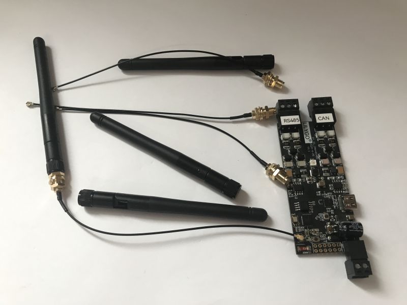 Moduł LilyGO T-CAN485 z zewnętrznymi antenami WiFi oraz złączami IPEX