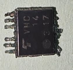 Uszkodzony układ scalony STMicroelectronics VHC14 z urwaną częścią wyprowadzeń