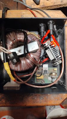 Naprawa prostownika 15A: Przebicie prądu zmiennego, toroid, mostek 35A, regulacja