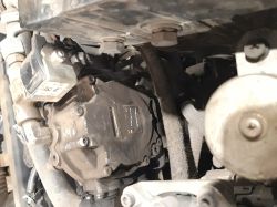 Zbliżenie na hydrauliczny element wózka widłowego Hyundai 35L