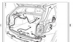 Schemat przedstawiający wnętrze bagażnika samochodowego z oznaczeniami różnych komponentów elektrycznych.