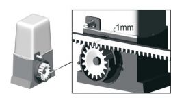 Ilustracja przedstawiająca mechanizm zębatkowy z zaznaczoną odległością 1 mm między kołem zębatym a listwą.