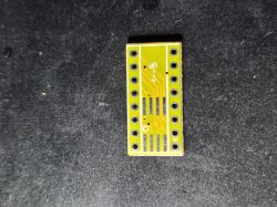 Adapter PCB z 16 otworami na piny i opisem „UP” na żółtym tle