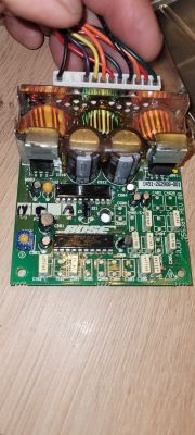 Płytka drukowana z subwoofera aktywnego Bose, z widocznymi przewodami i komponentami elektronicznymi.