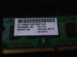 Zbliżenie na moduł pamięci RAM o pojemności 2GB z kodem produktu i datą produkcji.