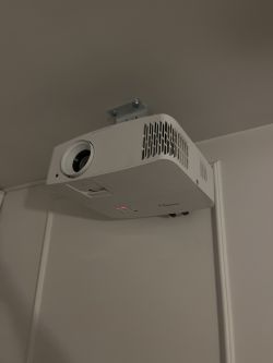 Zmiana kolorów i przestój Optoma UHD 30 - Czy to wina koła kolorów czy lampy? Porady i wskazówki.