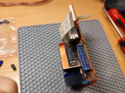 Moduł elektroniczny z radiatorami i złączami na stole warsztatowym