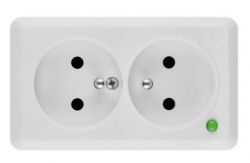 Podwójne gniazdko elektryczne z zieloną kontrolką.