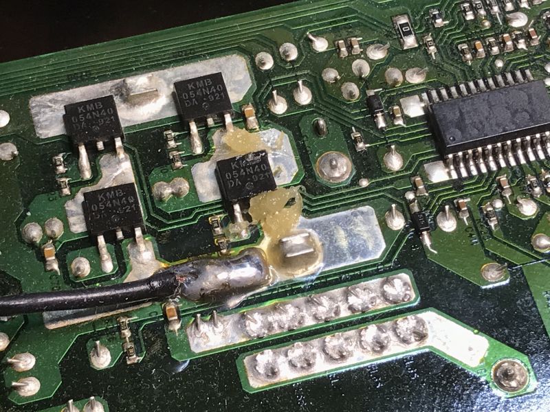 Circuit Board with KMB054N40 MOSFET Transistors Close-up of a circuit board with mounted KMB054N40 MOSFET transistors and surrounding components.