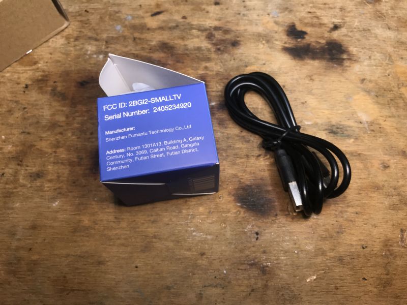 SmallTV-Ultra-Set mit USB-C-Kabel SmallTV-Ultra-Box mit USB-C-Kabel auf einer Holzoberfläche.