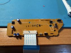 Zbliżenie na płytkę PCB z modułu mechanizmu kasety radia samochodowego