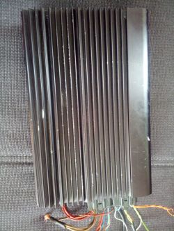 Jaki model wzmacniacza jest widoczny na zdjęciu i jakie kable do niego dobrać?