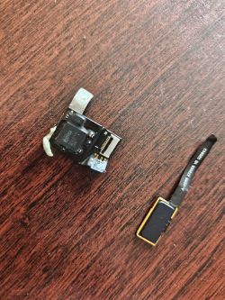 Moduł przycisku zasilania i taśma z laptopa ASUS na drewnianym blacie