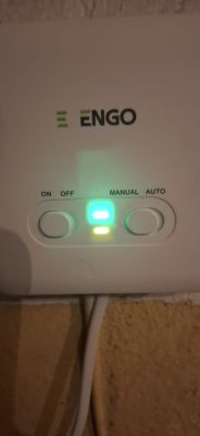 Sterownik ENGO w trybie manualnym z aktywnymi wskaźnikami LED Panel sterowania ENGO z przyciskami ON/OFF i MANUAL/AUTO oraz świecącymi diodami