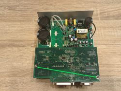 Wnętrze serwosterownika YANHE/WEIDE-B 20B100A z układem scalonym i elementami elektronicznymi.