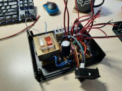 PSU1 - Prosty zasilacz liniowy z elektronicznym bezpiecznikiem PSU1 - Prosty zasilacz liniowy z elektronicznym bezpiecznikiem