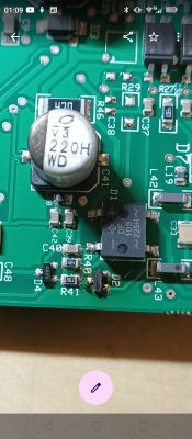 Spalony komponent obok R40 na płytce sterującej bramy Crawford K047622 Spalony element elektroniczny obok R40 w dolnej części płytki PCB z oznaczeniem K047622