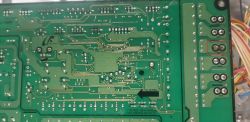 Spalony obszar na płytce drukowanej PCB z widocznymi osmaleniami wokół lutowanych punktów połączeń.