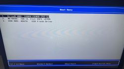 Ekran menu rozruchowego laptopa Fujitsu z trzema opcjami do wyboru.