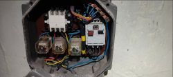 Wnętrze skrzynki elektrycznej z przekaźnikami i wyłącznikiem termicznym