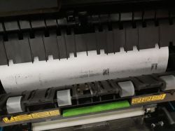 Konica 282: Błąd C2557, drukowanie czarnych stron mimo wymiany części, utwardzony toner