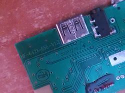 Fragment płytki drukowanej z portem USB i oznaczeniem HF-6421-65E-V1.3.
