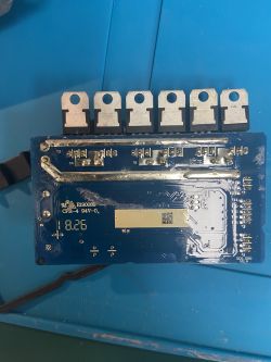 Sterownik elektroniczny z sześcioma złączami na niebieskim tle.