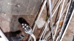 Zbliżenie na 6-pinową złączkę elektryczną przy kole roweru elektrycznego