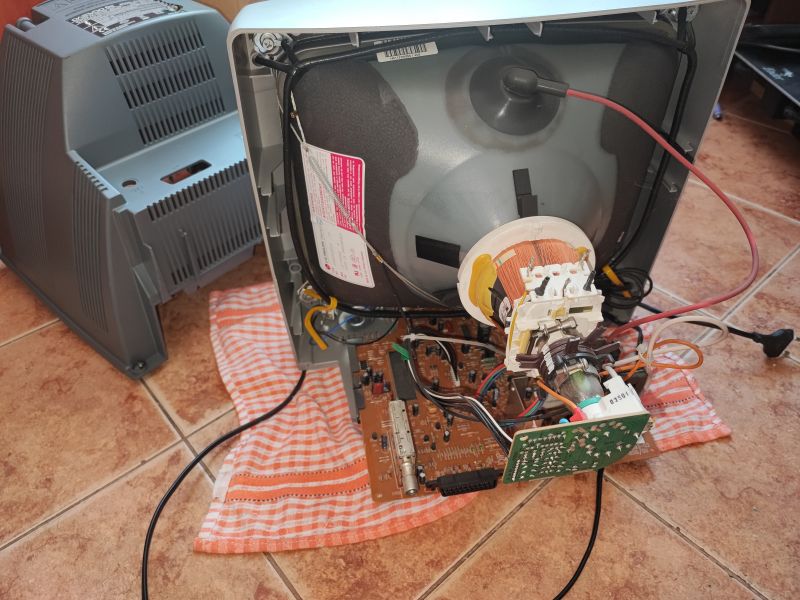 Wnętrze telewizora kineskopowego Daewoo K14C5GT ukazujące płytę główną i kineskop.