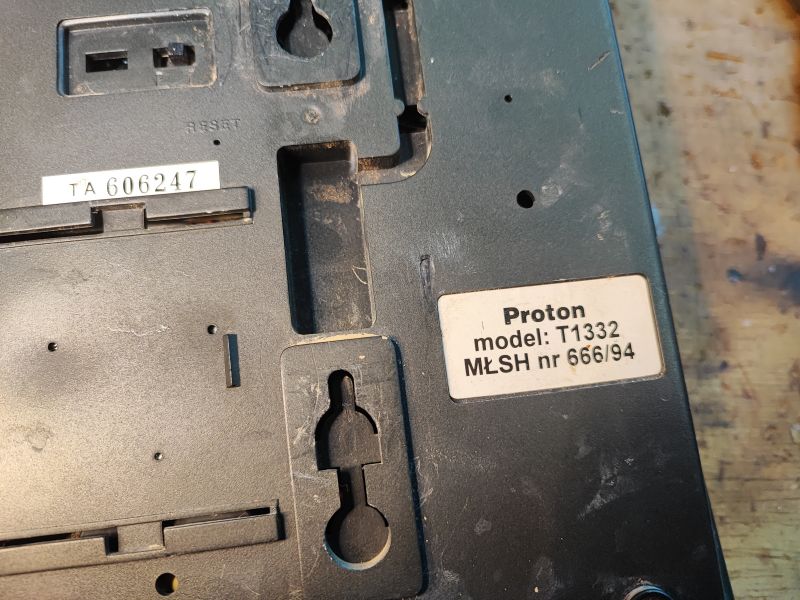 Tabliczka znamionowa telefonu Proton model T1332 z numerem MŁSH 666/94.
