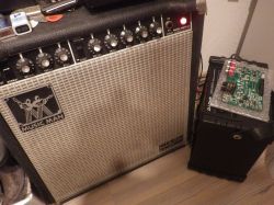 Music Man Gitarrenverstärker neben einer elektronischen Platine auf einer Box.