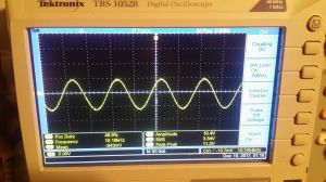 Nieprawidłowe napięcia i częstotliwości w generatorze HP8111A - jak naprawić?