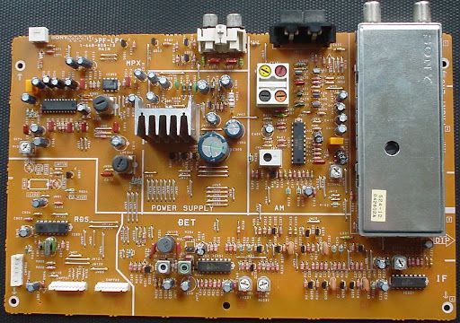 Odbiór stacji radiowych na mini wieży LG: Jak poprawić sygnał za pomocą anteny?