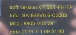 Softwareversion des Autoradios 7018B auf dem Bildschirm angezeigt.