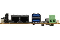 Zbliżenie krawędzi płytki PCB z portami: HDMI, 2×RJ45, 2×USB i zielonym złączem +/−.